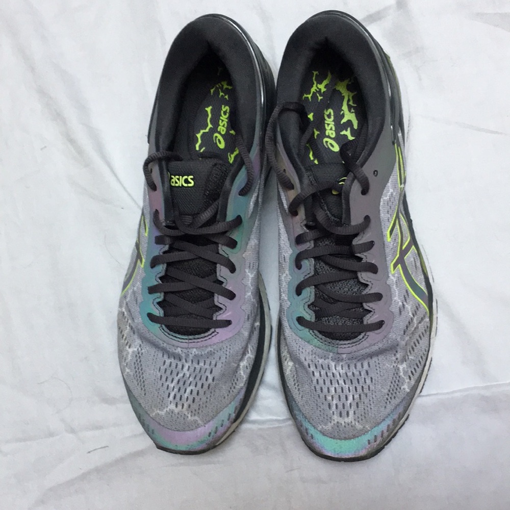Heavy support ASICS running shoes with light wear!